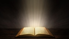 Aufgeschlagene Bibel mit Lichtbogen