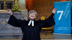 Theologin Susanne Breit-Kessler segnet beim Eröffnungsgottesdienst der Fastenaktion "7 Woche Ohne" 