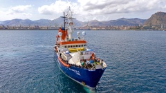 Das Rettungsschiff "Sea-Watch 4" vor dem Hafen von Palermo