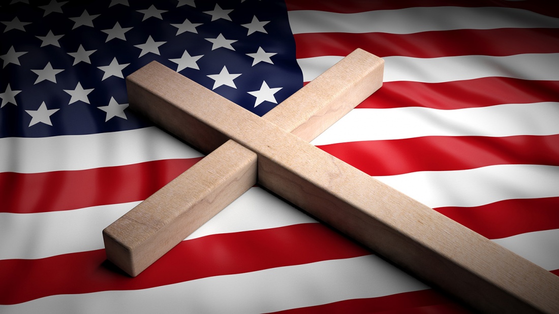 US-Flagge mit Holzkreuz