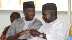 Der Imam Scheikh Halliru Abdullahi Maraya (r.) und der Pastor John Joseph Hayab bei einem Treffen in Maraban Rido, Bundesstaat Kaduna, Nigeria, am 04.05.17.