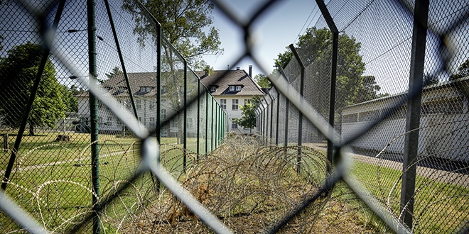 Zäune und Stacheldraht:  Nach außen sind Anstalt und Häftlinge konsequent abgeschirmt