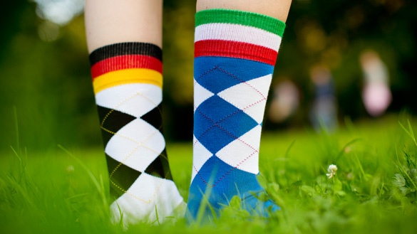 Socken in den Nationalfarben Deutschlands und Spaniens