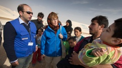Cornelia Fülkrug-Weitzel (M) mit Nadir Duqmaq (Nothilfekoordinator des Lutherischen Weltbundes) bei einem Rundgang durch das Füchtlingslager Zaatari. 