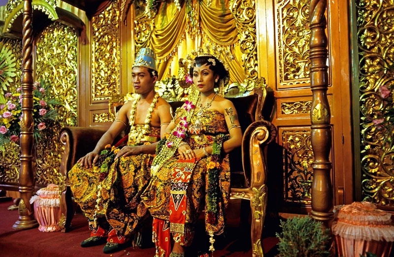 Eine traditionell prunkvolle Hochzeit auf der Insel Java, Indonesien