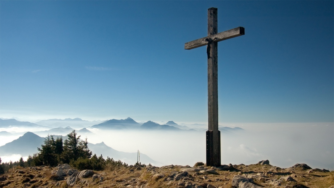 Gipfelkreuz der Hochries über dem Nebelmeer, Bayern, Deutschland