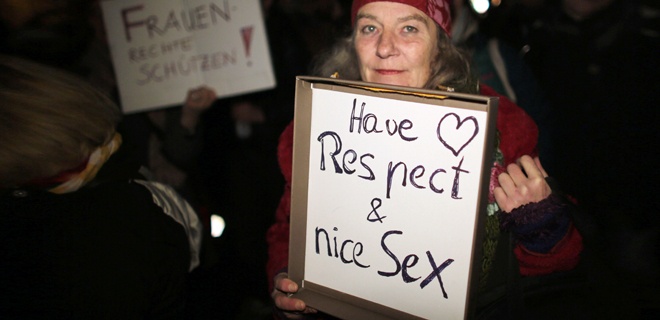 Eine Frau hält eine Schild mit der Aufschrift "Have Respect and Nice Sex" bei einer Demo gegen Sexismus.
