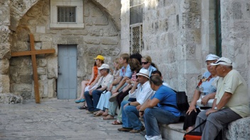 Pilger vor der Grabeskirche in Jerusalem