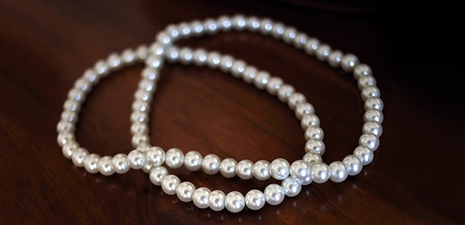 Perlenkette auf Tisch