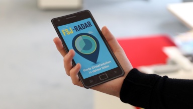 Flyer in Form eines Smartphones für die App "FSJ-Radar".