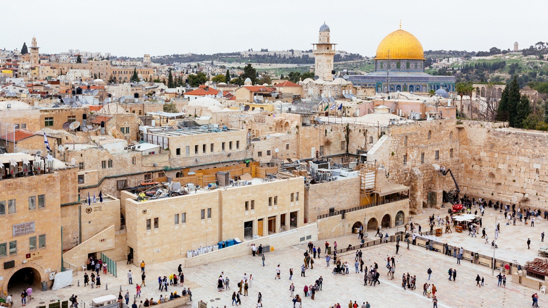 Blick auf die Altstadt von jerusalem mit der Klagemauer und dem Felsendom.