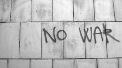 Graffito "No war" (kein Krieg) auf einer Wand.
