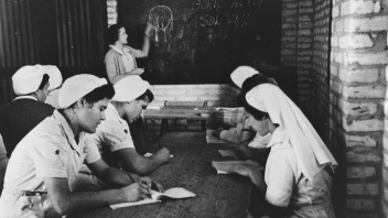 Schawrz-Weiss-Foto von Frauen bei der Krankenschwesternausbildung