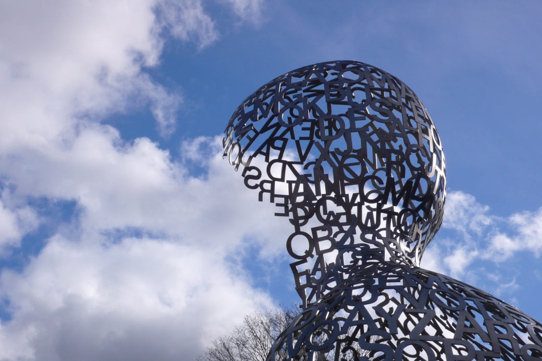 Metallskulptur in Schweden vor blauem Himmel