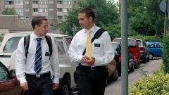 Die Mormonen Scott Nelson und Bryson Reschke aus den USA besprechen auf einer Straße in Frankfurt/Main ihren nächsten Termin.