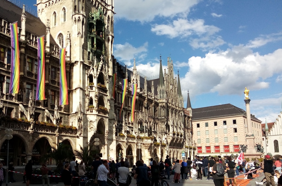 Regenbogen-Flaggen am Münchner Rathaus