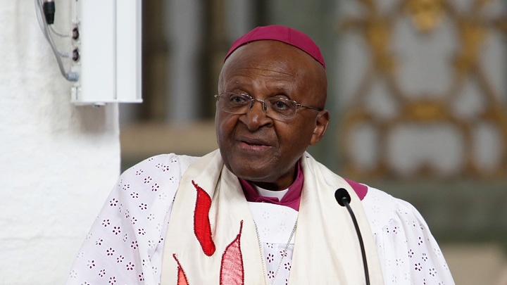 Erzbischof Desmond Tutu spricht im Lübecker Dom