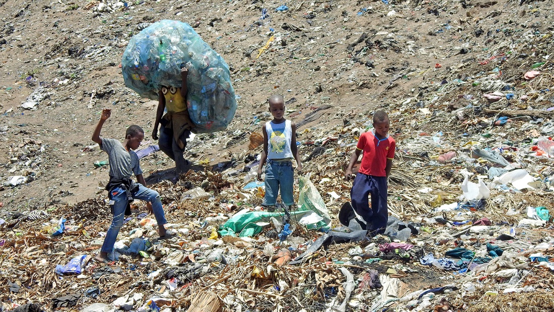 Kinder auf der Müllkippe von Hulene