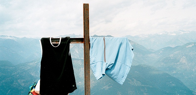 An einem Gipfelkreuz im Tessin sind im Juli 2003 T-Shirts zum Trocknen aufgehaengt