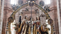 Ausbesserungsarbeiten am "Engelsgruß" in der gotischen Nürnberger Lorenzkirche.
