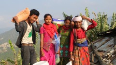 Wiederaufbau nach Erdbeben in Nepal: Familie mit Vorräten.
