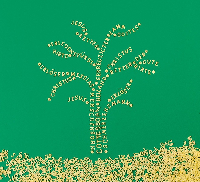 Baum aus Buchstabennudeln, der Jesus und Gott beschreibt