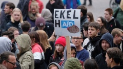Proteste und Kundgebungen nach dem Wahlerfolg der AfD bei der Europawahl. Hier die Teilnehmer einer linken Demonstration auf dem Augustusplatz in Leipzig. Mehrere hundert Teilnehmer folgten dem Aufruf des Bündnisses "Leipzig nimmt Platz" 