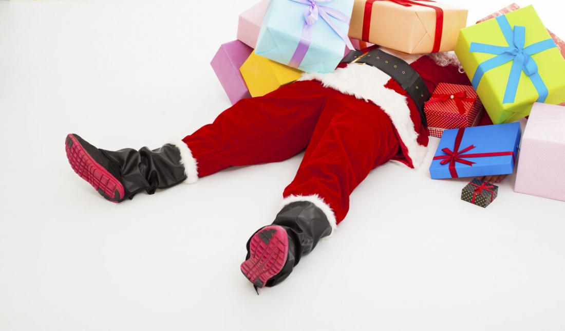  Weihnachtsmann von Geschenken erschlagen