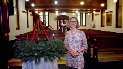 Auslandspfarrerin Andrea Pistor zündet in der Martin-Luther-Kirche in Sydney, Australien, eine Kerze am Adventskranz an.