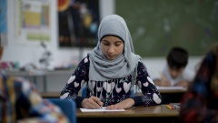 Muslimische Schülerin in Klassenzimmer