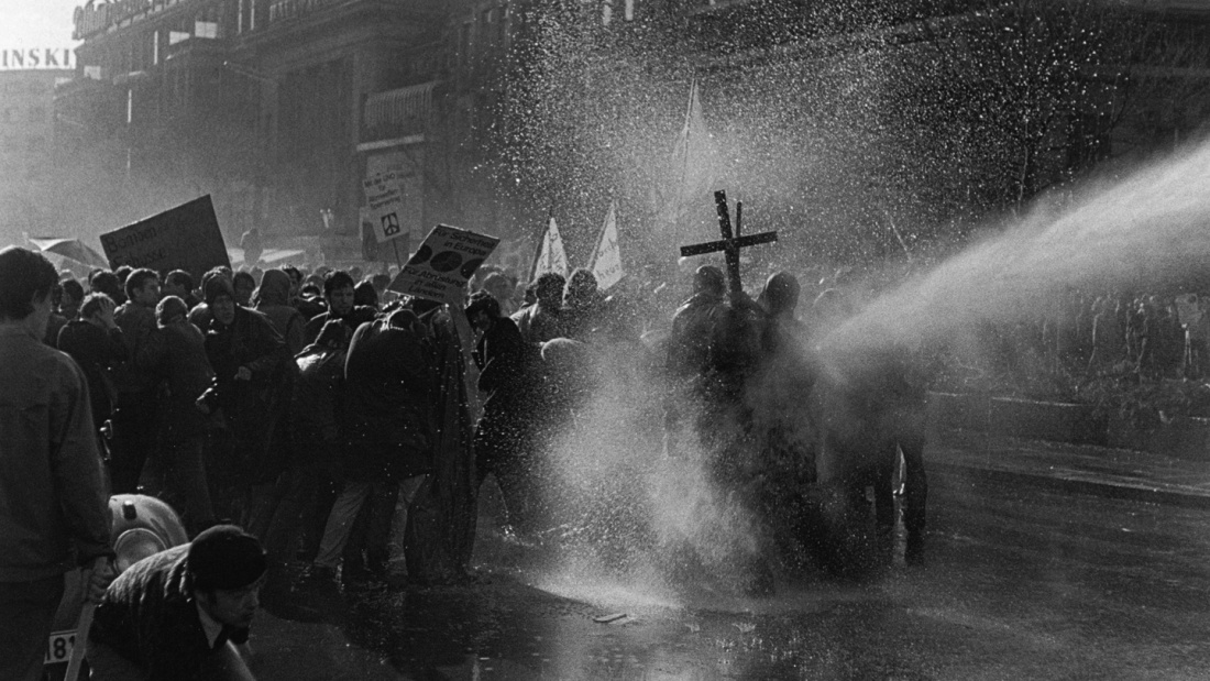Wasserwerfer-Einsatz der Polizei gegen Demonstranten auf dem Kurfürstendamm im April 1968 bei Studentenprotesten.