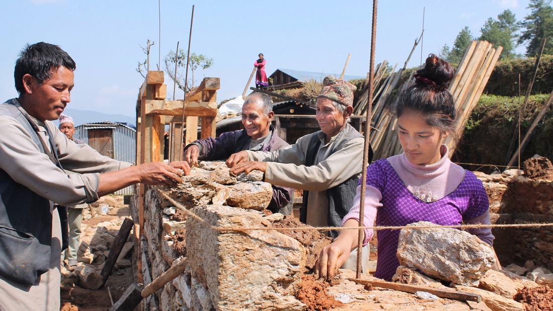 Die 20-jährige Binita (re.) ist Maurerin und arbeitet mit einem halben Dutzend männlicher Kollegen am Bau eines Hauses in einem Dorf im Distrikt Dolakha in Nepal (Foto vom 06.04.2017). 