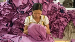 Näherin in einer Textilfabrik in Hung Yen in Vietnam.