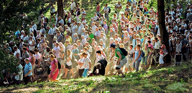 Eine Pilgergruppe läuft auf dem St. Annaberg im Bezirk Oppeln