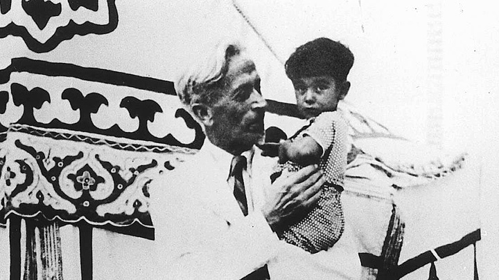 Ernst Jakob Christoffel 1938 mit dem Sohn eines armenischen Kochs.