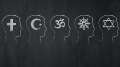 Symbole der Weltreligionen: OM-Symbol für Hinduismus, Menora (siebenarmiger Leuchter) für das Judentum, Kreuz für das Christentum, Koran für den Islam, Buddhafigur für Buddhismus.