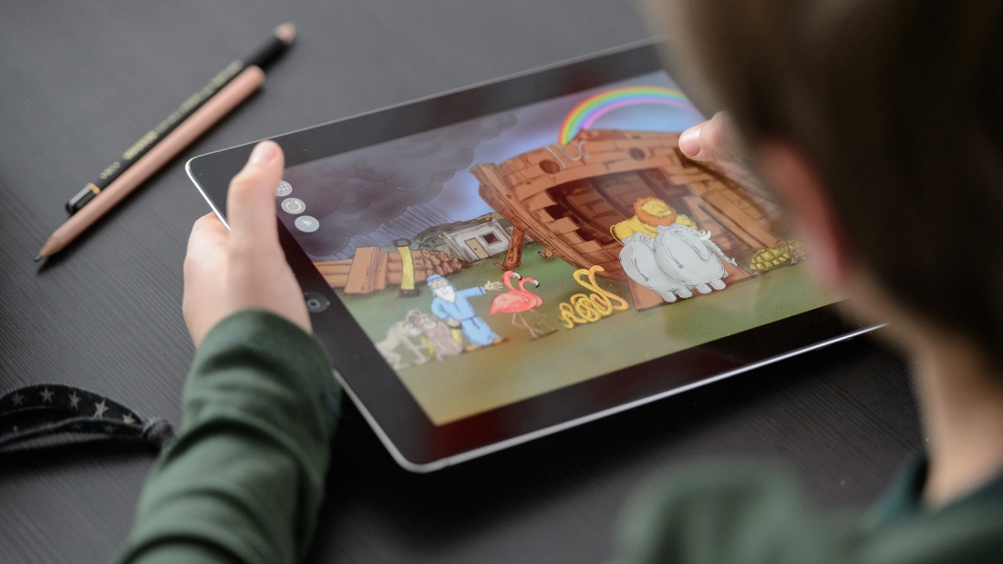 	Der neunjährige Leander benutzt auf einem Tablet-Computer eine Spielbibel-App. An der Würzburger Uni wird am Institut für Evangelische Theologie und Religionspädagogik in einem Projekt gerade erforscht, wie sich der Religionsunterricht sinnvoll digitalisi
