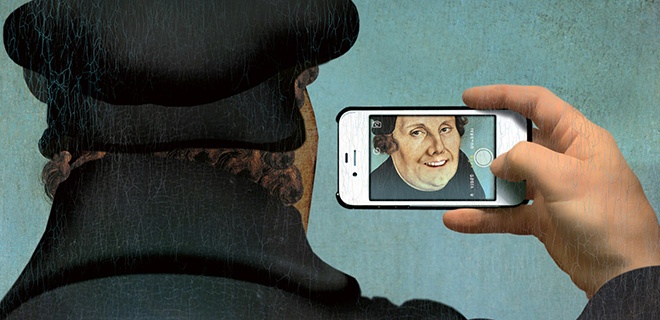 Fotomontage. Martin Luther fotografiert sich mit einem Smartphone.