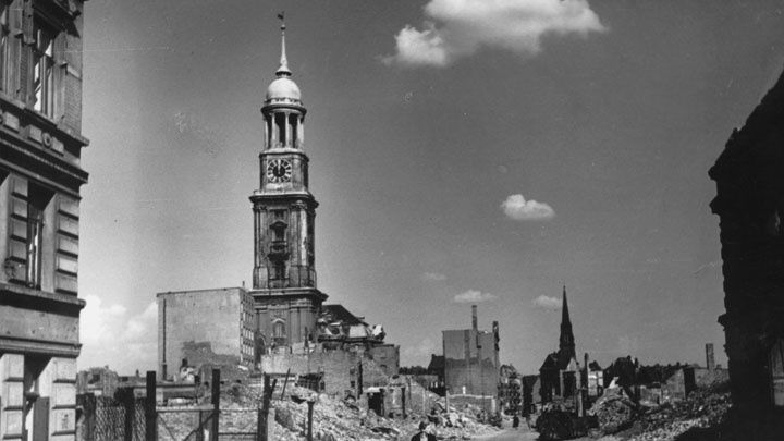 Hamburg, Michaeliskirche / Foto 1945