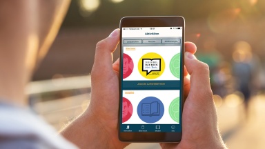Lutherbibel 2017 als App auf einem Smartphone.