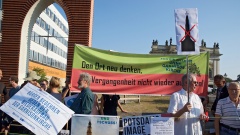 Gegner des Bauvorhabens protestierten unter dem Motto "Mal wieder Zeit fuer eine ordentliche Reformation" vor dem historischen Standort der Kirche.
