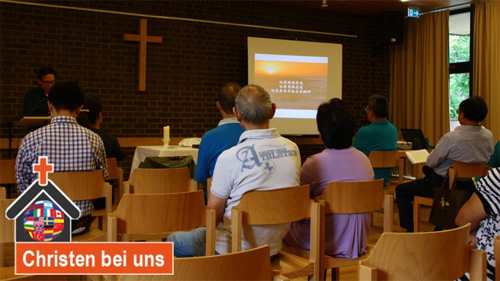 Mitglieder der chinesischen Gemeinde in München sitzen im Gottesdienst.
