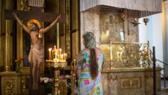 Gläubige in russisch-orthodoxen Christi-Erlöser-Kathedrale in Moskau
