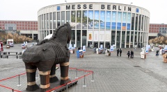  Ein Nachbau des Trojanischen Pferdesvor dem Eingang der Internationalen Tourismus-Börse