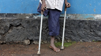 Alfons Dushime (10 Jahre) am 05.12.2008 im IDP Lager Mugunga in Goma, Demokratische Republik Kongo, wo er von der Hilfsorganisation Handicap International betreut wird.