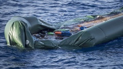 fast gekentertes grünes Schlauchboot 