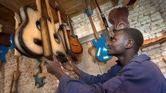 Der ehemalige Kindersoldat Justin Murhula Bashimbe ist heute Gitarrenbauer