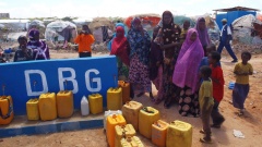 Wasserstelle in einem Lager für Flüchtlinge am Rande von Mogadishu. Die Partnerorganisation der Diakonie Katastrophenhilfe DBG versorgt die Menschen mit Wasser, Lebensmitteln, Latrinen und Notunterkünften.