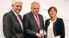 Der evangelisch-lutherische Pastor Wilfried Manneke wurde für sein jahrzehntelanges Engagement gegen Rechtsextremismus mit dem Paul-Spiegel-Preis ausgezeichnet. 