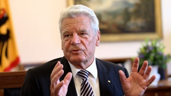 Bundespräsident Joachim Gauck in seinem Dienstzimmer im Schloss Bellevue in Berlin bei einem Gespraech mit dem Evangelischen Pressedienst (epd) am 04.10.2016. 